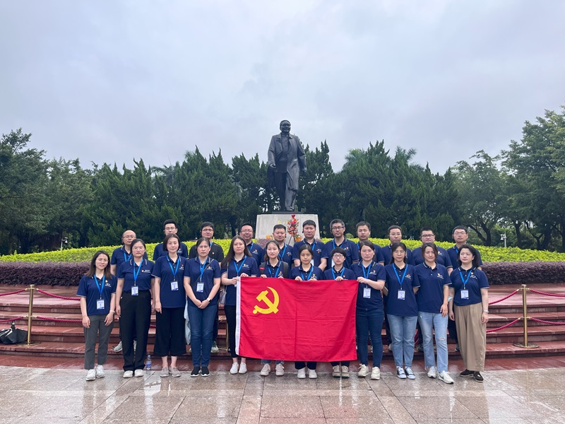 铜像前合影.jpg